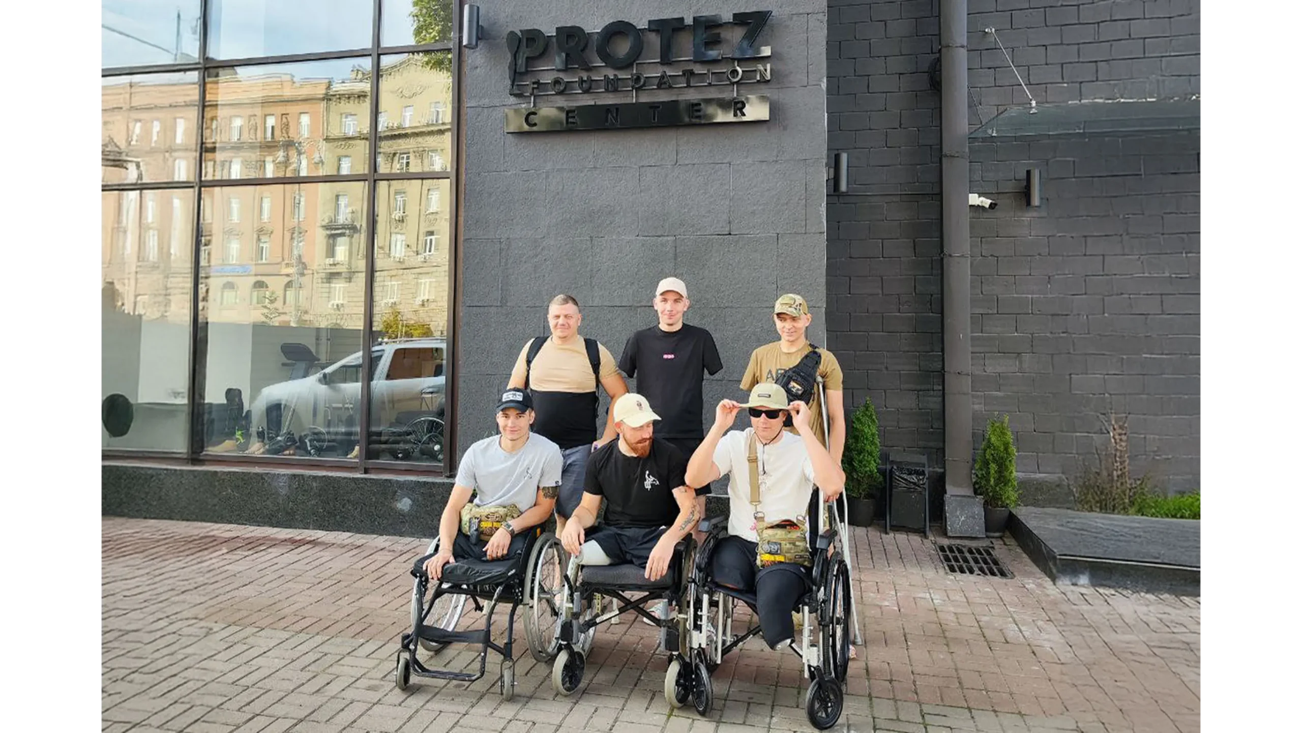 поранені воїни біля центру протезування