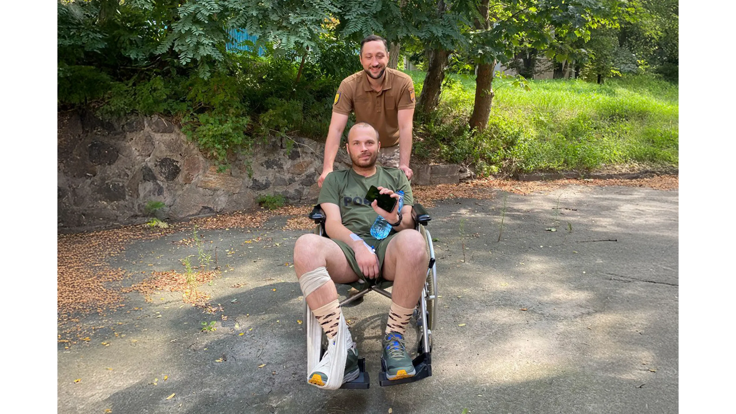 транспортування поранених на інвалідному візку