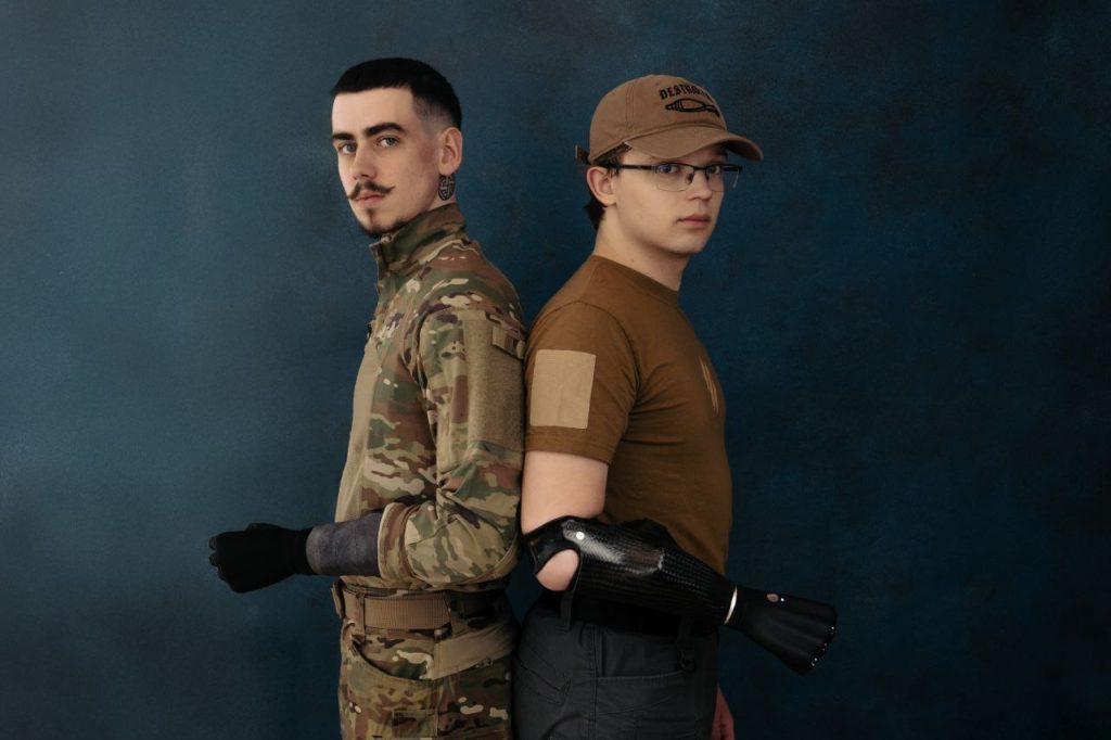 Учасники збору «Янголів» на протези — українські військові із біонічними протезами рук